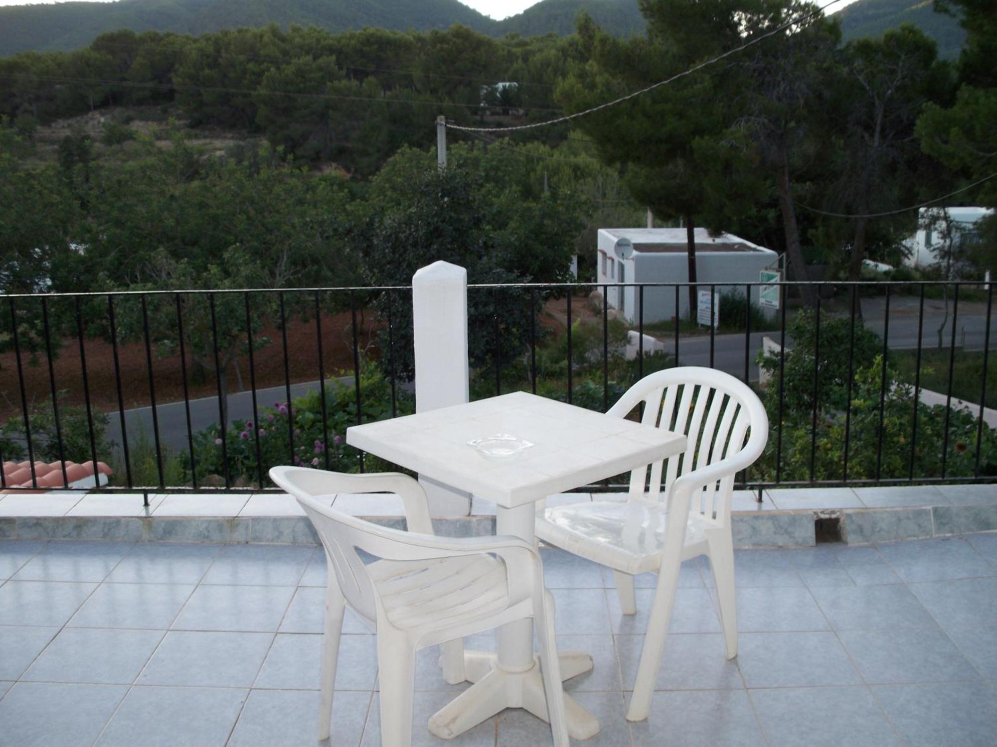 Pension Las Tres Golondrinas Es Figueral Bagian luar foto